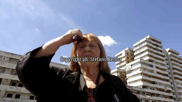 La fotografa Letizia Battaglia visita le vele di Scampia