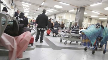Caos barelle: viaggio negli ospedali di Napoli