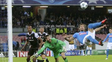 La spettacolare rovesciata di Manolo Gabbiadini in Champions League