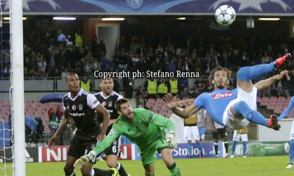 La spettacolare rovesciata di Manolo Gabbiadini in Champions League