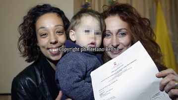 Il piccolo Ruben, figlio di due donne, è nuovamente iscritto nel registro dell'anagrafe del Comune di Napoli