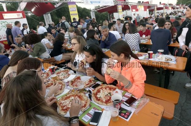 Inaugurazione del Pizza Village 2018 con autorità e organizzatori - Stefano Renna fotografia e comunicazione blog