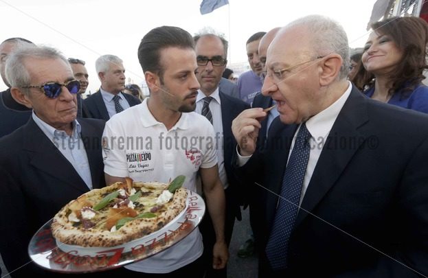 Inaugurazione del Pizza Village 2018 con autorità e organizzatori - Stefano Renna fotografia e comunicazione blog