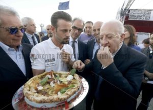 Inaugurazione del Pizza Village 2018 con autorità e organizzatori - Stefano Renna fotografia e comunicazione blog