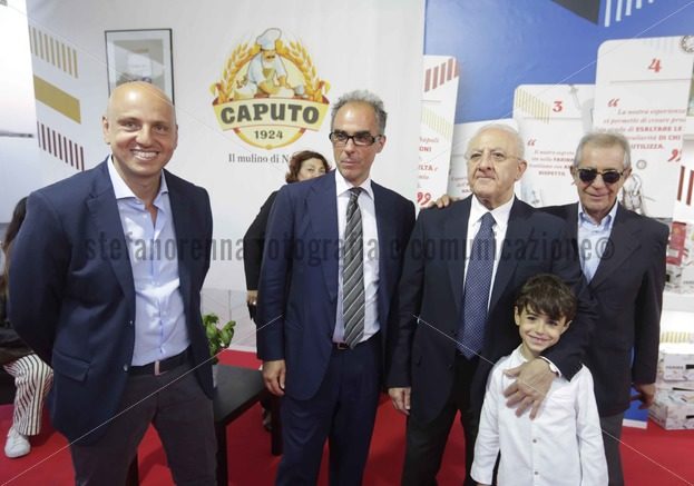 Visita del Governatore  Vincenzo De Luca allo stand Caputo - Stefano Renna fotografia e comunicazione blog